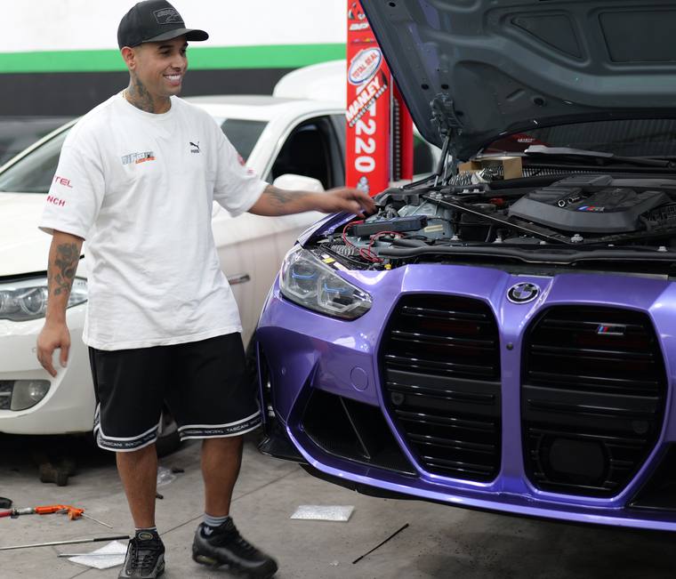 Braian Di Fiore, fundador de Di Fiore Mecánica, trabajando en un BMW M